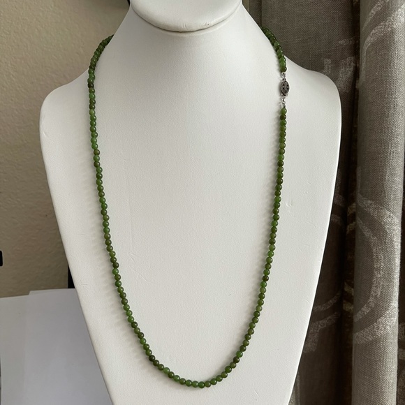 Antique spinach green jade bead silver necklace - Picture 6 of 6